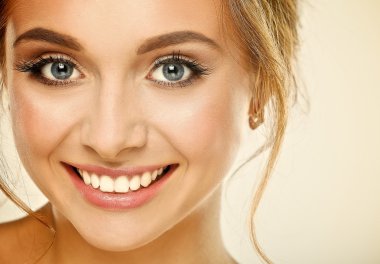 Beyaz arka planda güzel bir kadının portresi