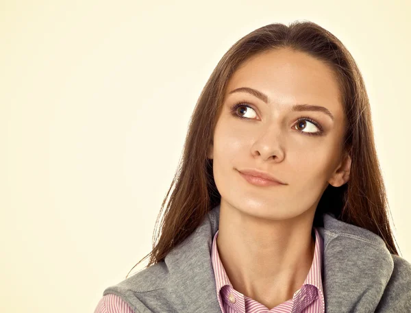 Jonge vrouw staan op de witte achtergrond — Stockfoto