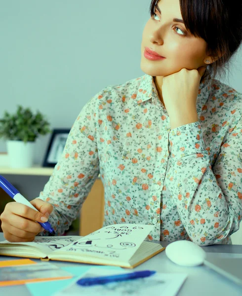 Retrato de una mujer de negocios sentada en el escritorio — Foto de Stock