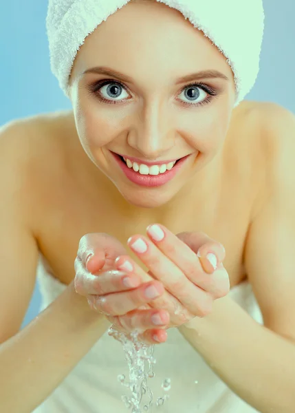 Mujer joven lavándose la cara con agua clara —  Fotos de Stock