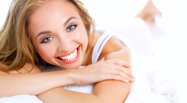 Beautiful young women lying on bed — Stock Photo, Image