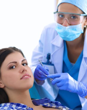 Sabırlı dişlerinin çalışan kadın diş hekimi