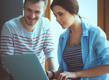 onların yeni bir daire katta oturan genç bir çift