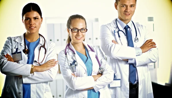 Охорони здоров'я та медицини - молода команда або група лікарів — стокове фото