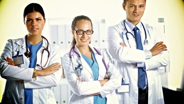 Cuidados de saúde e médicos - equipe jovem ou grupo de médicos — Fotografia de Stock