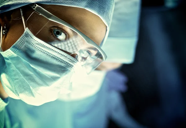 Chirurg zespołowy podczas pracy nad operacją w szpitalu — Zdjęcie stockowe