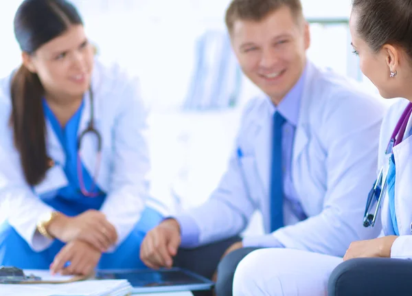 Equipo médico feliz discutiendo y trabajando juntos —  Fotos de Stock