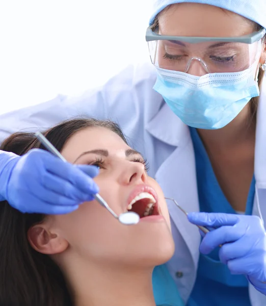 Žena zubař pracuje na své pacienty zuby — Stock fotografie