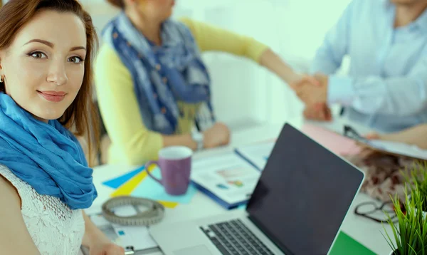 Retrato de la atractiva diseñadora sentada en el escritorio en la oficina — Foto de Stock