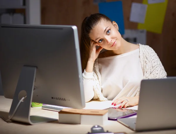 Jonge en mooie zakenvrouw moe van het werk in het kantoor — Stockfoto