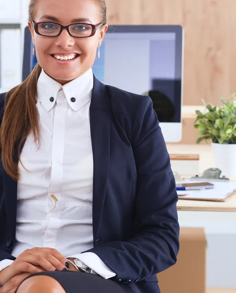 Jonge vrouw werkt in het kantoor, zit aan het bureau — Stockfoto