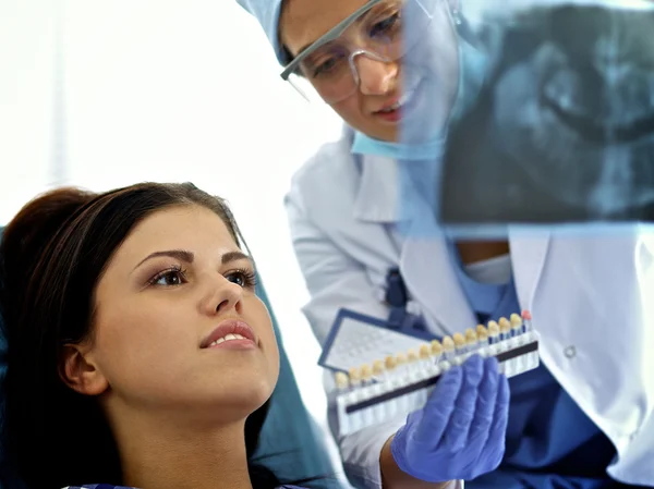Mujer dentista trabajando en sus dientes de paciente — Foto de Stock