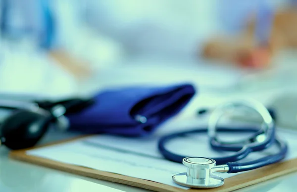 Doctor woman sitting with  male patient at the desk — Stock Photo, Image