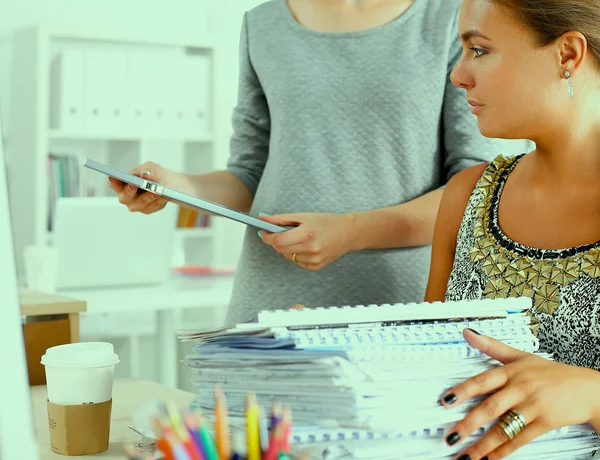 Junge und schöne Geschäftsfrau müde von der Arbeit im Büro — Stockfoto