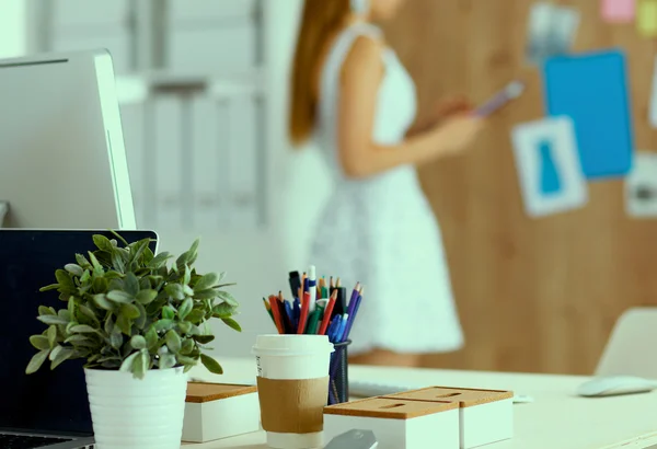 Diseñadores de moda trabajando en estudio — Foto de Stock