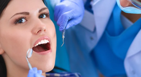 Femme dentiste travaillant chez ses patients dents — Photo