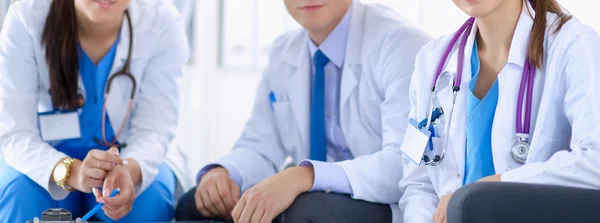 Equipo médico feliz discutiendo y trabajando juntos —  Fotos de Stock