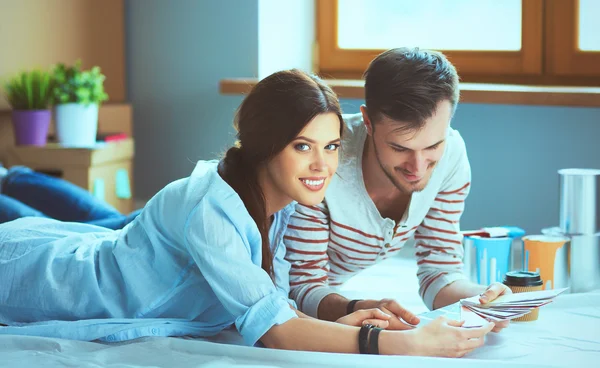 Yeni renk örneği ev ahşap yerde yatarken boya renk seçim Couole — Stok fotoğraf