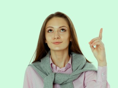 Genç kadın beyaz arka plan üzerinde izole işaret parmağı ile işaret eden oktan yukarı