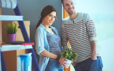 Mutlu genç çift açma veya kutu ambalaj ve yeni evine taşıdıktan