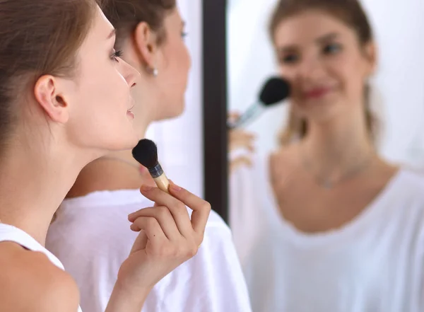 Belles filles regardant dans le miroir et l'application cosmétique avec un gros pinceau — Photo