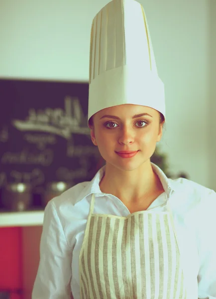 Chef donna ritratto con uniforme in cucina — Foto Stock