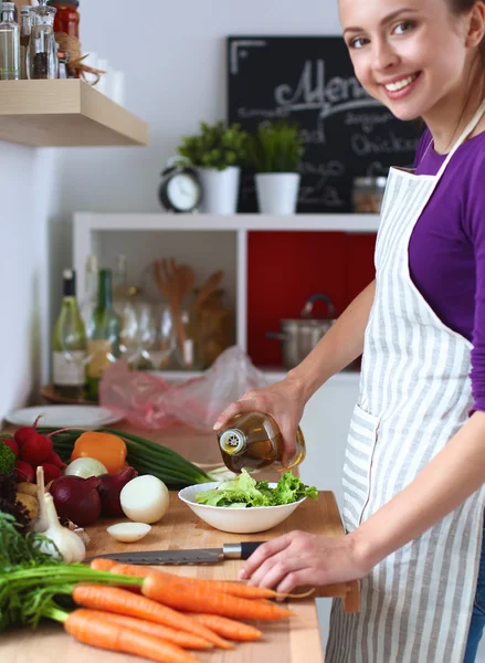 Mujer joven mezclando ensalada fresca, recarga de aceite — Foto de Stock