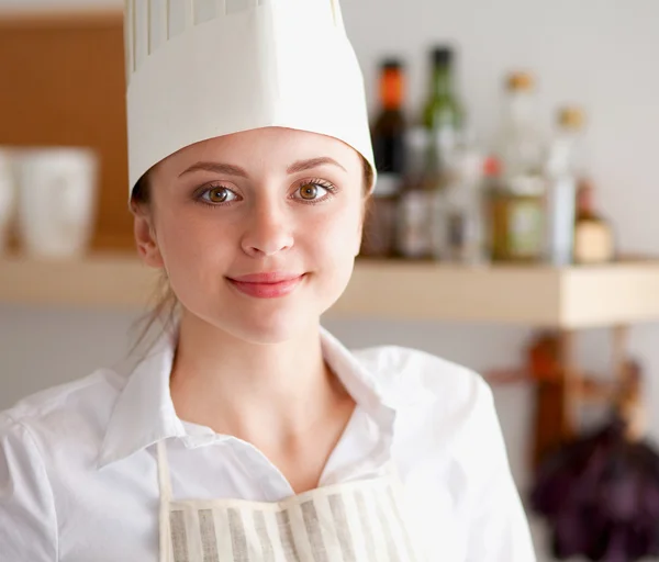 Chef kvinna porträtt med uniform i köket — Stockfoto