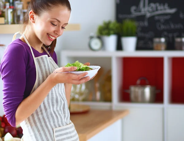 현대식 주방에서 신선 한 샐러드를 먹는 젊은 여자 — 스톡 사진