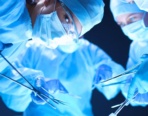 Cirurgião de equipa a trabalhar na operação no hospital — Fotografia de Stock