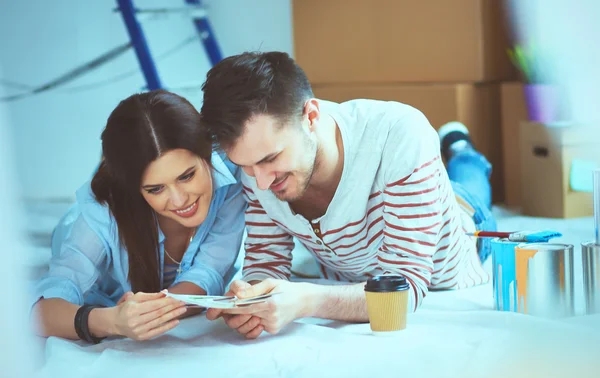 Couole verf kleur kiezen uit staal voor nieuw huis liggend op houten vloer — Stockfoto