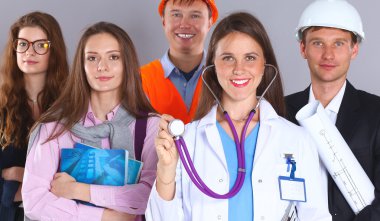 Kadın doktor ve bir grup işçi insan