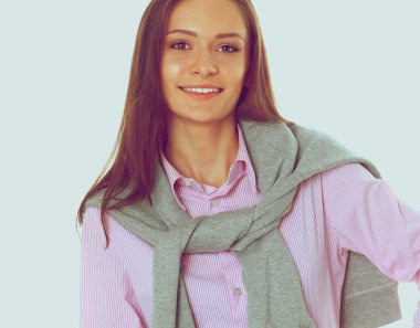 Beyaz arka planda duran genç kadın.