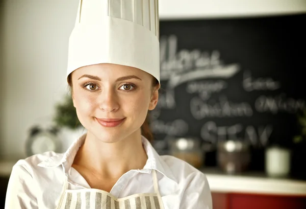 Šéfkuchařka portrét s uniformou v kuchyni — Stock fotografie