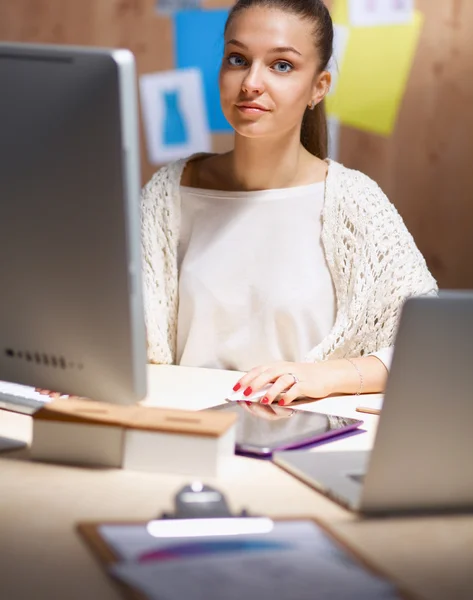 Jonge vrouw werkt in het kantoor, zit aan het bureau — Stockfoto