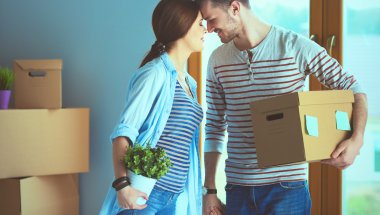 Mutlu genç çift açma veya kutu ambalaj ve yeni evine taşıdıktan