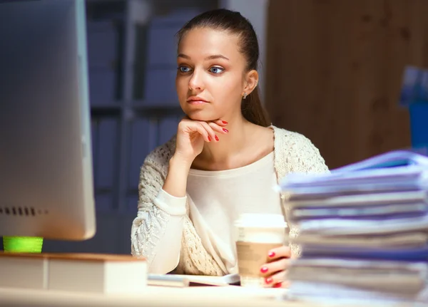 Mujer joven trabajando en la oficina, sentada en el escritorio y hablando por teléfono — Foto de Stock