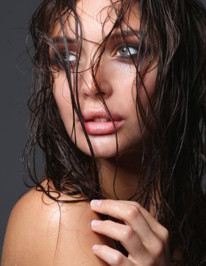 Moda makyajlı genç bir kadının portresi.