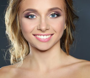 Stüdyo çekim mükemmel cilt gri bir arka plan ile güzel bir genç kadının.