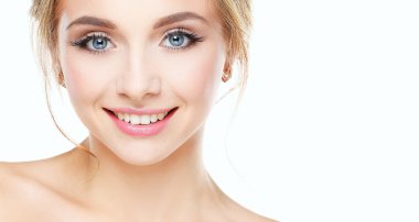 Stüdyo çekim mükemmel cilt gri bir arka plan ile güzel bir genç kadının.