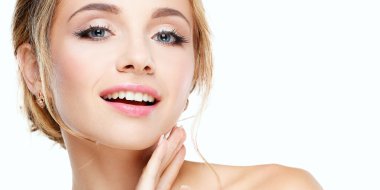 Stüdyo çekim mükemmel cilt gri bir arka plan ile güzel bir genç kadının.