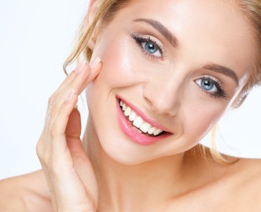 genç bir kadın yüzü beyaz zemin üzerine izole dokunmadan