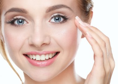 Stüdyo çekim mükemmel cilt gri bir arka plan ile güzel bir genç kadının.