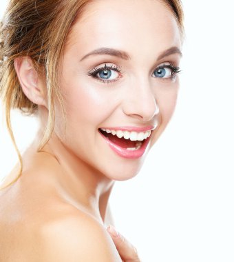 Stüdyo çekim mükemmel cilt gri bir arka plan ile güzel bir genç kadının.