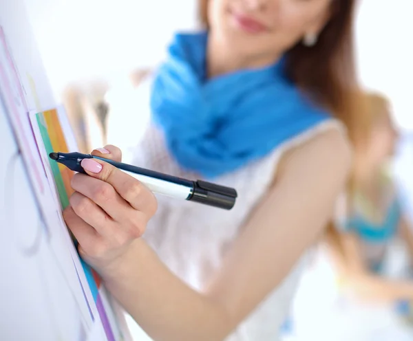 Молодая женщина рисует на wihteboard с белым copyspace — стоковое фото