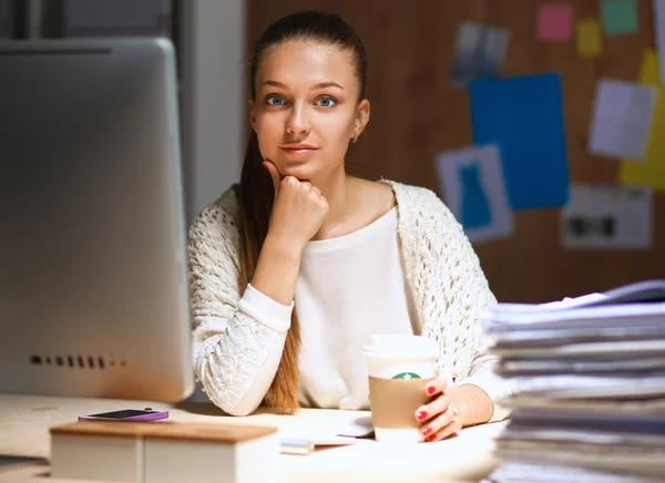 Een portret van een zakenvrouw verblijft laat op kantoor. — Stockfoto