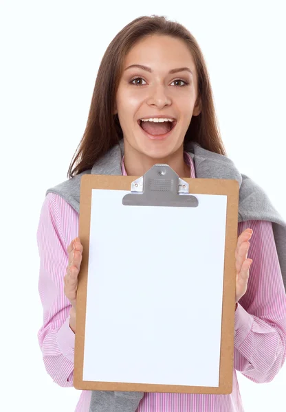 Retrato de estudio de una joven profesional confiada sosteniendo un portapapeles  . — Foto de Stock