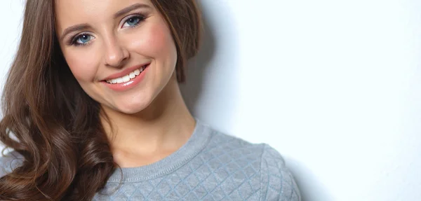 Portrait of an attractive fashionable young brunette woman — Stock Photo, Image