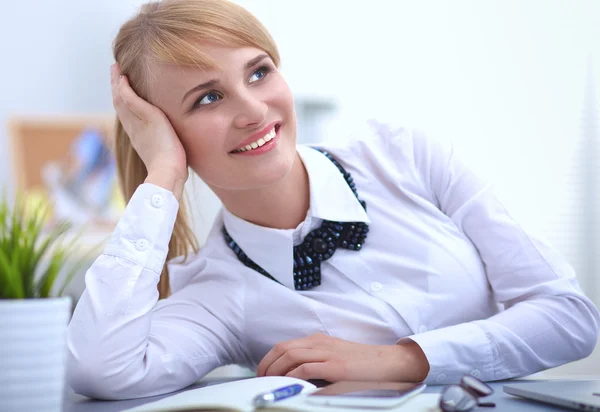 Portret van een zakenvrouw aan een bureau met een laptop — Stockfoto