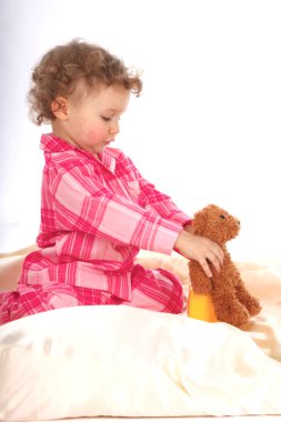 mutlu oynarken küçük kız beyaz izole